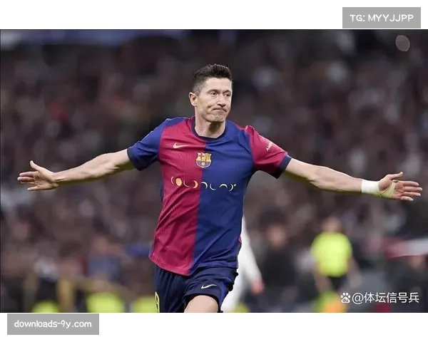 比赛第78分钟,莱万多夫斯基替补登场换下哈兰德